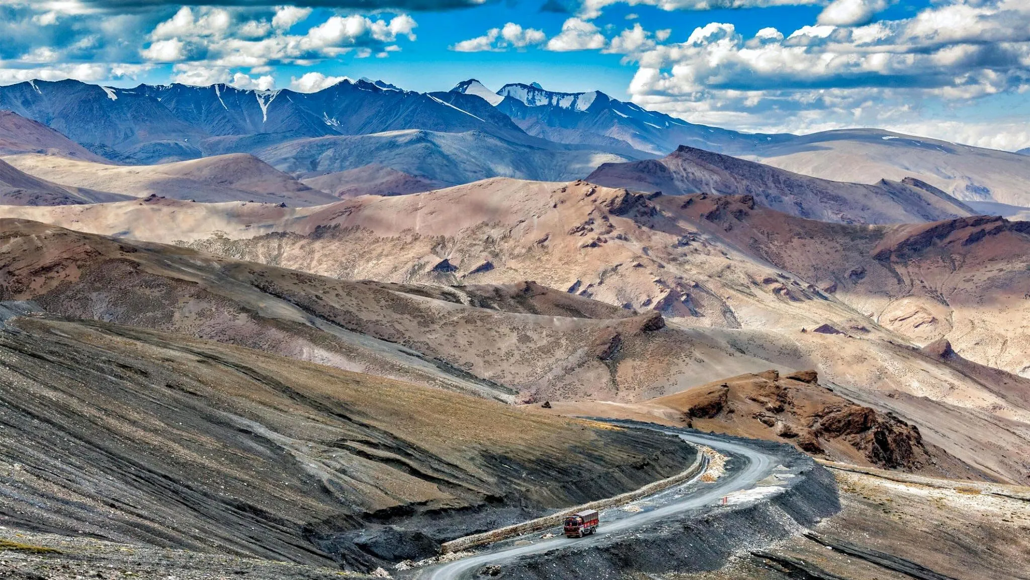 <span> Day 5 </span> Embark on a Memorable Journey from Pangong Lake to Leh, with an Enchanting Excursion to the Iconic Rancho School